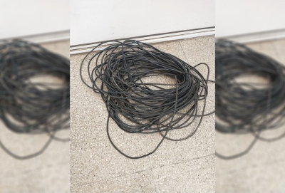 Detienen a dos muchachos robando cables