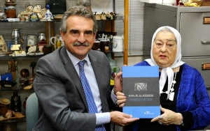 Rossi hizo entrega de las actas de la dictadura a Bonafini