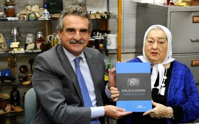 Rossi hizo entrega de las actas de la dictadura a Bonafini