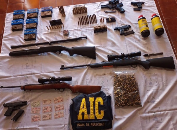 Lo investigan por violencia de género y le descubrieron un arsenal en barrio Correo