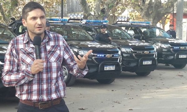 Pullaro entregó equipo, camionetas y motos nuevas para Granadero Baigorria y Villa Gobernadr Gálvez