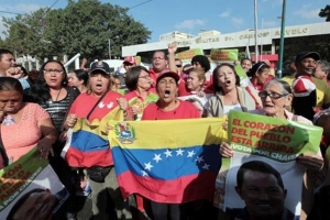 Chávez volvió a Venezuela y continuará allí su recuperación