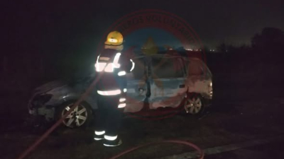 Un vehículo se incendió durante la madrugada del martes en la Ruta 34S