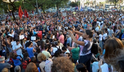 Multitudinaria concentración en defensa de la Ley de Medios