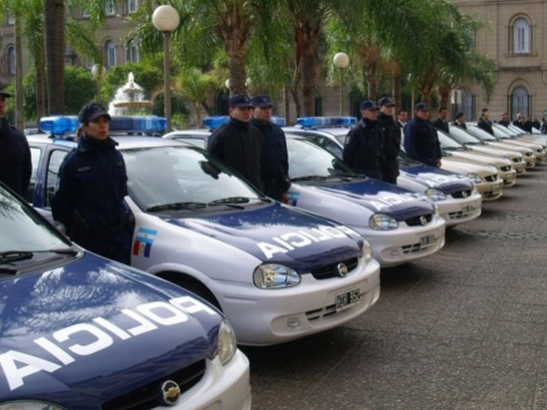 El gobierno dice que sacará a la calle 750 policías en septiembre y compra autos, motos y camionetas 