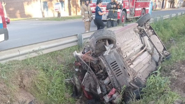 Un auto descarriló y cayó en el cantero central