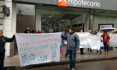 Beneficiarios del Desarrollo Urbanístico de Baigorria se movilizaron al Banco Hipotecario