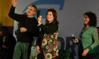 Multitudinaria charla con Agustín Rossi y Cynthia García en Bº Empalme Graneros