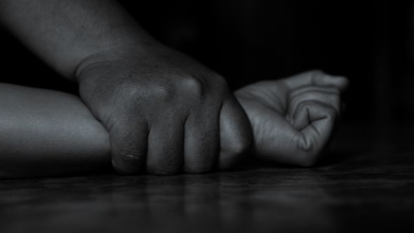 Una mujer denunció haber sido abusada por tres hombres
