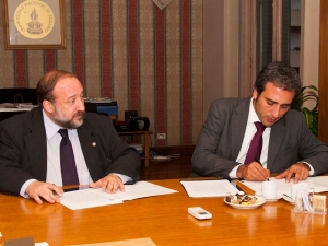 Martínez y Maiorana firmaron un convenio  entre Fundación Centro y la UNR