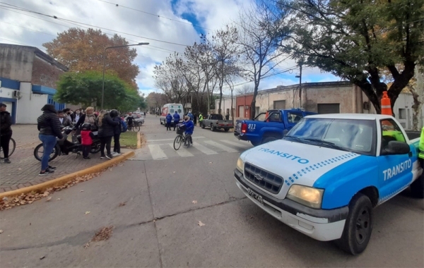 Un niño fue accidentado por una camioneta a la salida de la escuela