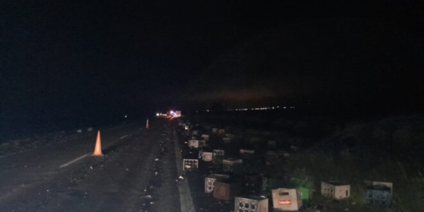 Un sanlorencino despistó en la autopista y volcaron cientos de cajones de cerveza