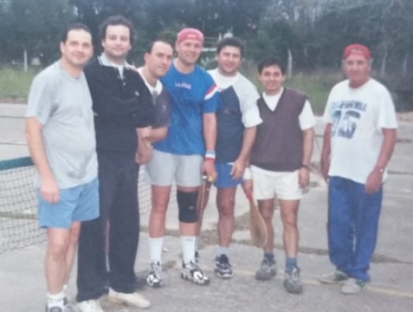 Pelotaris a comienzo del milenio, en el playón del hospital
