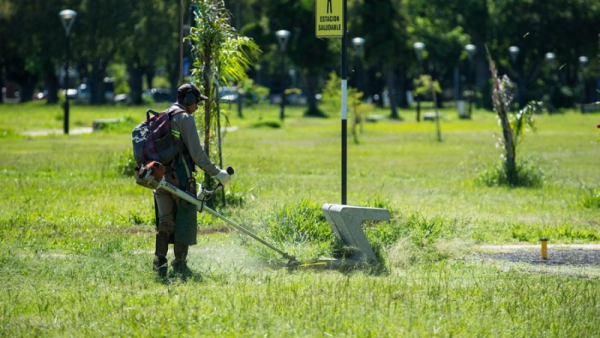 Personal municipal mantiene las zonas más transitadas del predio Eva Perón