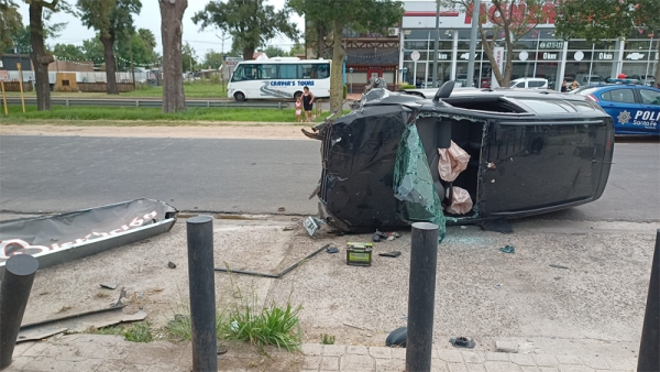Un automovilista chocó contra dos motos estacionadas en una heladería