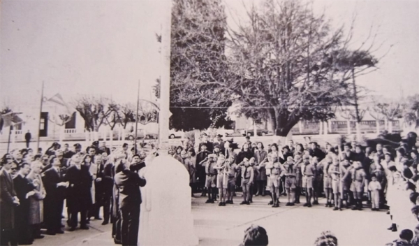 Acto en la plaza 9 de julio en 1960. Izamiento de la bandera patria a cargo de Guillermo Falletti, presidente comunal de Granadero Baigorria