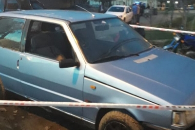 Balean a un hombre dentro de su auto