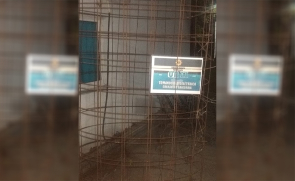 Lo detienen mientras caminaba con una malla metálica al hombro