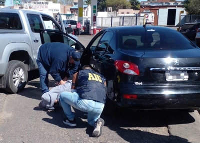 Amenazaba a una familia y exigía dinero para no balearle la casa