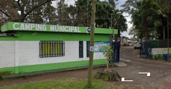 A la piñas en el camping municipal
