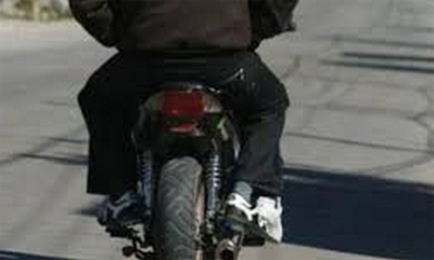 Motochorros le robaron un millón de pesos a una mujer