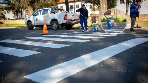 Cuestionan el uso de pintura hogareña en los pasos peatonales