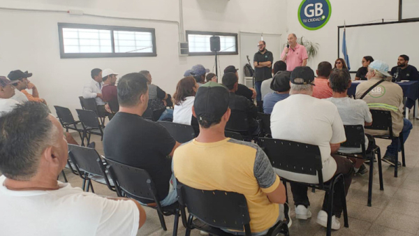 Maglia encabezó la entrega de carnets de pesca a familias de El Espinillo y Remanso Valerio