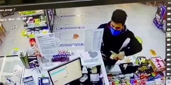 Le apuntó a una empleada con un arma y se llevó dinero y cigarrillos