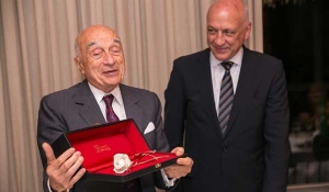 El gobernador Antonio Bonfatti distinguió a Enrique Eskenazi por la labor de la entidad