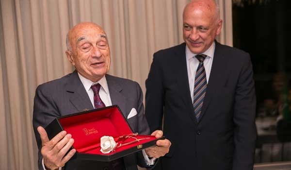 El gobernador Antonio Bonfatti distinguió a Enrique Eskenazi por la labor de la entidad