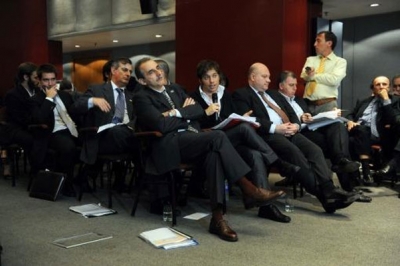 Moreno y Kicillof reciben insultos y amenazas en una asamblea de Clarín