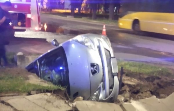Un auto de estrelló contra el zanjón central de la ruta 11