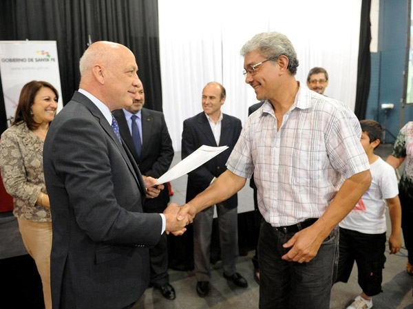 Bonfatti entregó hoy 334 escrituras de viviendas sociales de la Región 4  