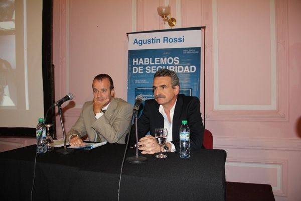 Agustín Rossi: "El libro viene a aportar una mirada positiva y propuestas para resolver la problemática de inseguridad en Santa Fe" 