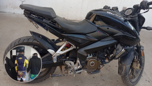Dos sospechosos fueron detenidos tras abandonar una moto con pedido de secuestro