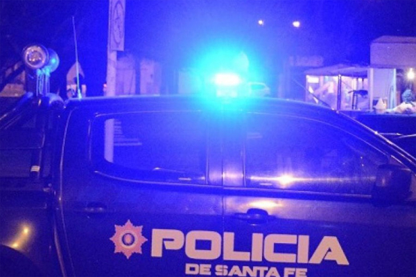 Un hombre fue baleado a través de una ventana de su casa