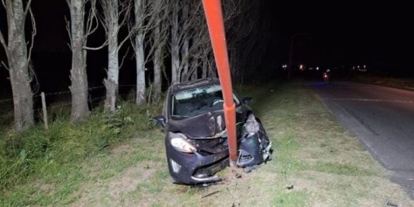 Timbúes: volteó dos columnas de alumbrado y destruyó el Ford Fiesta