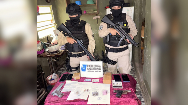 Prefectura detuvo a dos personas y secuestró drogas y armas