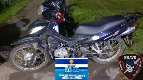 Motochorros tiraron al piso y amenazaron de muerte a una joven para robarle la moto