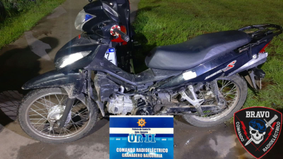 Motochorros tiraron al piso y amenazaron de muerte a una joven para robarle la moto