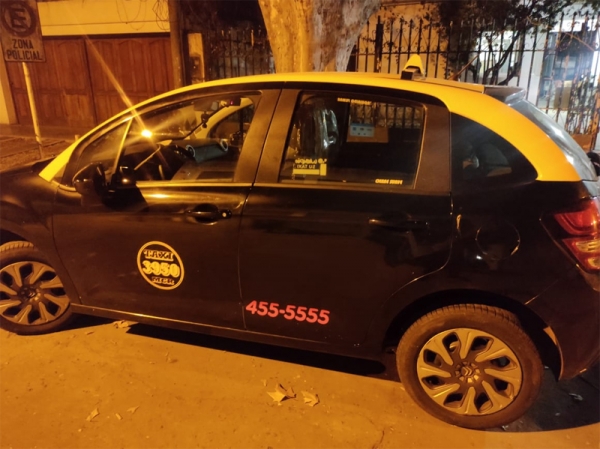 Taxista detiene a un ladrón luego de robarle un celular