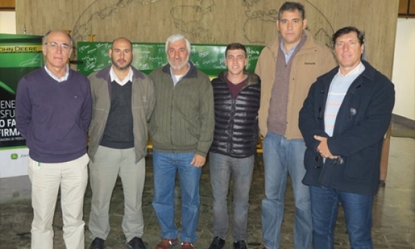 John Deere donó 3 torsos para RCP a Defensa Civil de Baigorria