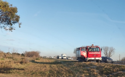 Incendio de pastizales en la Autopista