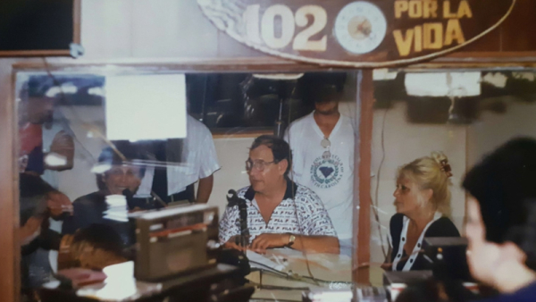Radio de la Costa a principio del 2000. En la conducción del espacio radial, Hugo Velizán