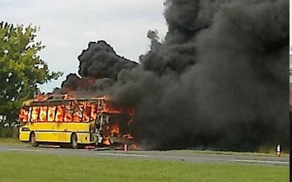 Se incendió un colectivo en la autopista Rosario- Santa Fe a la altura de Baigorria