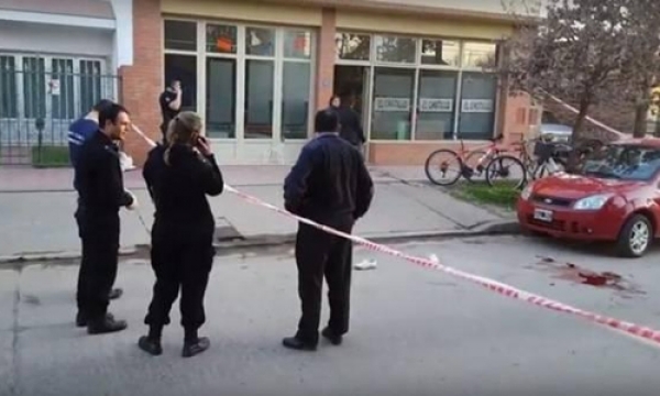 Femicidio: Un hombre mató a puñaladas a su mujer en un pelotero