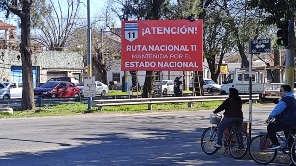 Carteles advierten el mal estado de la ruta 11 a la altura de Baigorria