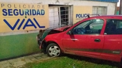 Conductor ebrio colisionó en el puesto de Seguridad Vial