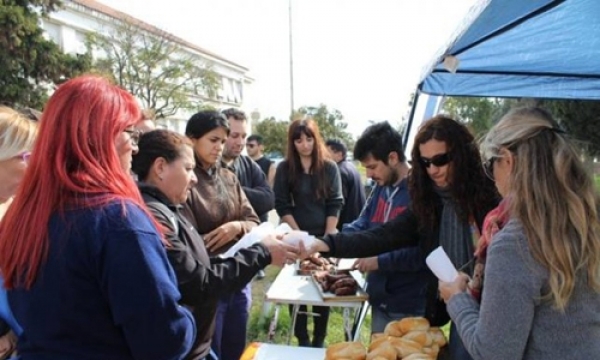 Médicos del Eva Perón protestaron por la calidad de la comida haciendo una choripaneada