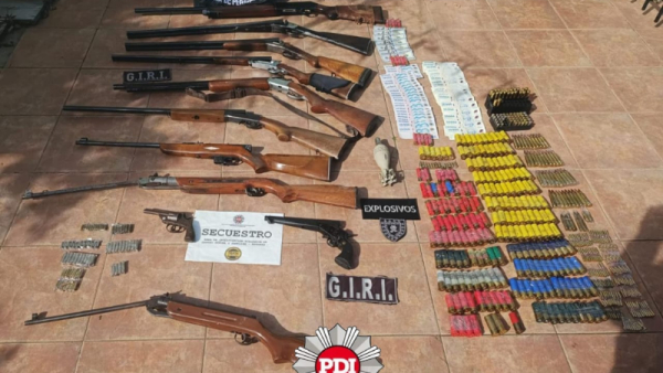 Un hombre es detenido con un arsenal en su casa